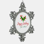 Prettige feestdagen groen rood koppel naam groen b tin sneeuwvlok ornament (Links)