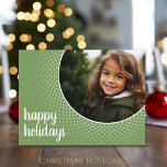 prettige feestdagen - Groene Poolse Dot Border<br><div class="desc">Een modern ontwerp met een plaatsaanduiding voor uw favoriete afbeelding. Een cirkelfoto die met een polka puntpatroon en een "Prettige feestdagen"groet wordt gegrensd. Voeg 1 foto voor dit familiebriefkaart toe. Andere kleuren zijn beschikbaar in mijn winkel.</div>