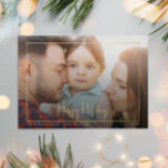 prettige feestdagen Horizontale scriptafbeelding G<br><div class="desc">Deze prettige feestdagen script horizontale framed foto gold folie vakantiekaart is perfect voor uw minimalistische shabby chic boho white and gold vakantion groet. De minimale witte handgeschreven kalligrafie is delicaat en robuust, terwijl het klasje en elegant blijft. Het ontwerp weerspiegelt een eenvoudige, volledig witte winterdag en roept herinneringen op aan...</div>
