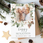 Prettige feestdagen Kerstmis groen Foto Feestdagenkaart<br><div class="desc">Rustic Winter Prettige feestdagen kerstfotokaart met de Ventilatay Floral White Flowers en Greenery,  Pine Tree Branches,  Eucalyptus,  Pinecones met een eenvoudige achtergrond.</div>