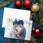 prettige feestdagen LGBTQ Couponfoto van Rainbow S Briefkaart<br><div class="desc">Elegant Prettige feestdagen briefkaart met prachtige regenboogcursieve typografie. Dit moderne LGBTQ-briefkaart voor de foto van de feestelijke LGBTQ is voorzien van een prachtig script en een jouw naam in wit boven het volledige afgeblazen afbeelding van een LGBT-koppel. Pas je kerstbericht aan de achterkant aan.</div>