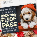 prettige feestdagen Modern Funny Pet Custom Photo<br><div class="desc">Design bestaat uit een donkere achtergrond met een grappige boodschap — "Hier is je cadeau dit vakantieseizoen.. Boop de Floof pass. Eenmaal alleen gebruiken als de dingen gaan roebelen.." Om uw foto te richten, unmask het fotomalplaatje door te klikken unmask knoop. Zodra de foto wordt gericht, selecteer de vorm van...</div>