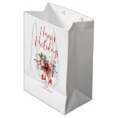 Prettige feestdagen Moderne Scriptnaam Holly Bow Medium Cadeauzakje (Voorkant Gekanteld)