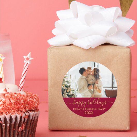 Prettige feestdagen Red Gold Script Family Foto Ronde Sticker (Feest)