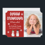 Prettige feestdagen Snowman Fotosjabloon Kerstmis Feestdagenkaart<br><div class="desc">Uw eigen foto staat centraal aan de rechterkant van deze leuke moderne platte vakantiepas. Prettige feestdagen De linkerkant heeft de tekst in een set ouderwetse kerstlampen. Met de aangepaste tekstvelden hieronder kunt u uw eigen bericht toevoegen. Twee vrolijke sneeuwman afbeeldingen zijn helemaal onderaan, en een paar witte sneeuwvlokken drijven om...</div>