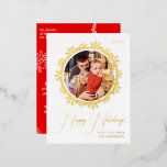 prettige feestdagen Winter Snowflake 1 Fotokerstfe<br><div class="desc">prettige feestdagen Winter Snowflake 1 Foto Kerstmis Moderne Briefkaarten kenmerkt uw favoriete foto op een witte achtergrond die geaccentueerd is met sneeuwvlokken en sterren en de tekst "Prettige feestdagen" in een gouden folie kalligrafie script bedekking. Personaliseer door de tekst in de verstrekte tekstvakjes uit te geven. Ontworpen door ©Evco Studio...</div>