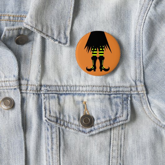Prettige Halloween Heks Been Ronde Button 5,7 Cm (In situ)