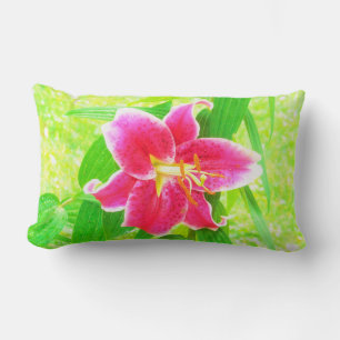 Pretty Diep Roze Stargazer Lelie op Lime Groen Kussen