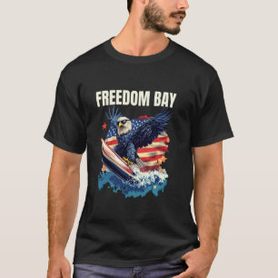 Pretty Eagle met patriottische surfplank in Freedo T-shirt