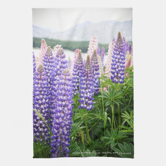 Pretty Lupins @ Lake Tekapo New Zealand Theedoek (Verticaal)