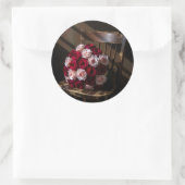 Pretty Roses on a Rustic Chair   Ronde Sticker (Tas)