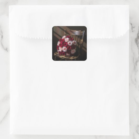 Pretty Roses on a Rustic Chair   Vierkante Sticker (Tas)