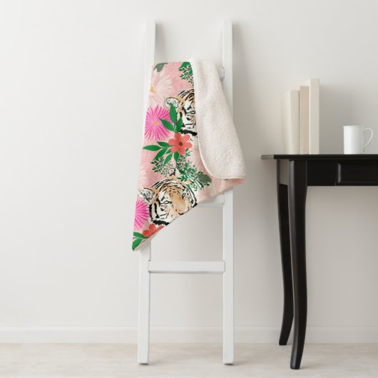 Pretty White Pink Tiger Floral Painting Sherpa Deken (In situ)