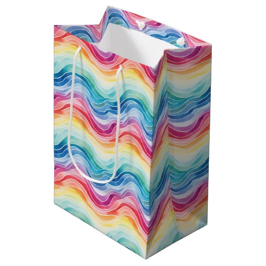Pride golvende regenboog strepen patroon wijn, kle medium cadeauzakje (Voorkant Gekanteld)