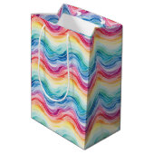 Pride golvende regenboog strepen patroon wijn, kle medium cadeauzakje (Achterkant Gekanteld)