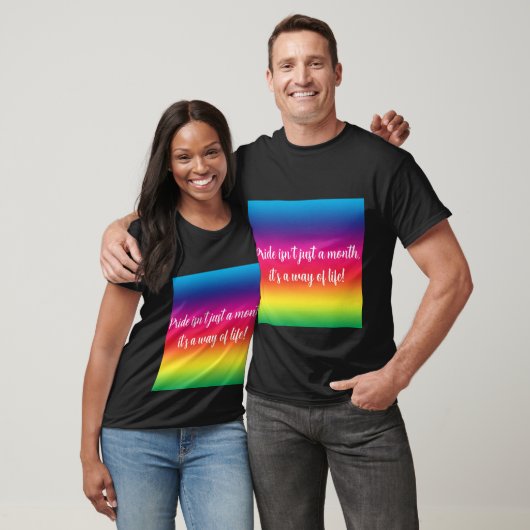 Pride is niet zomaar een maand - Pride T-shirt (Unisex)