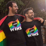 Pride Love Wins LGBT Rainbow Flag Heart T-shirt<br><div class="desc">Pride Love wint LGBT Rainbow Flag Heart. Het vieren van Pride met liefde in een hartvormig uitsnijden binnen een regenboogvlag en Wins in grote witte typografie eronder.</div>