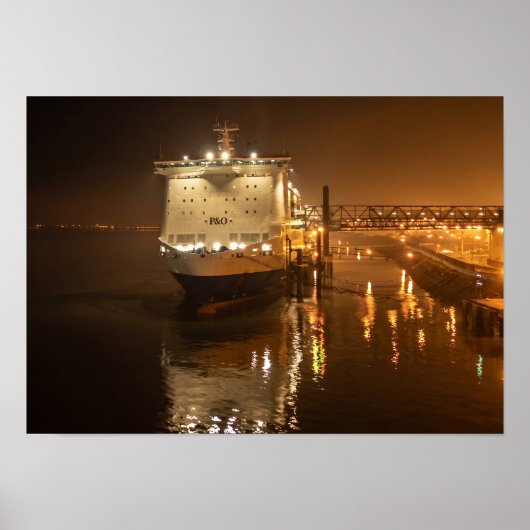 Pride of Hull-veerboot bij nacht – Sfeervol Poster (Voorkant)