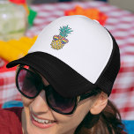 Pride Pineapple Regenboogvlag Zonbrillen Trucker Pet<br><div class="desc">Draag uw trots met dit geweldige pet met een tropische anananastische illustratie met een paar hartvormige zonnebrillen in de regenboogpridevlaggen.</div>