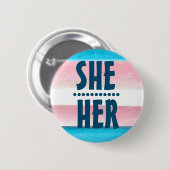 PRIDE PRONOUN SHE/HER BADGE Button (Voorkant /achterkant)