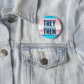 PRIDE PRONOUN THEMA/HEN BADGE Button (In situ)