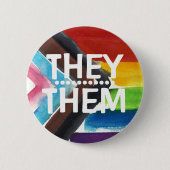 PRIDE PRONOUN THEMA/HEN BADGE Button (Voorkant)