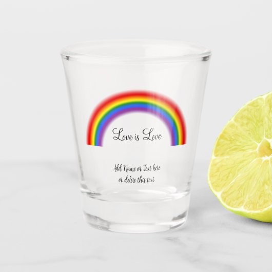 Pride regenboog met aangepaste tekst Love is Love Shot Glas (Voorkant)