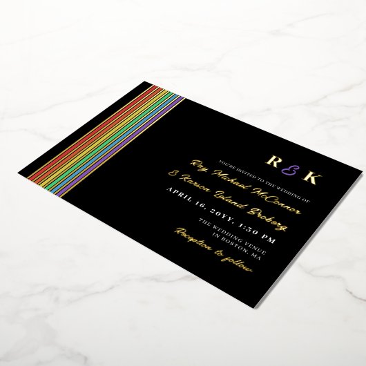 Pride Stripes Monogram Informeel LGBT Bruiloft Folie Uitnodiging (Gedraaid)