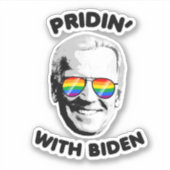 PRIDIN' MET BIDEN STICKER (Voorkant)