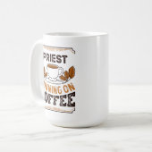 Priest die loopt op Coffee Caffeine Gift Koffiemok (Voorkant links)