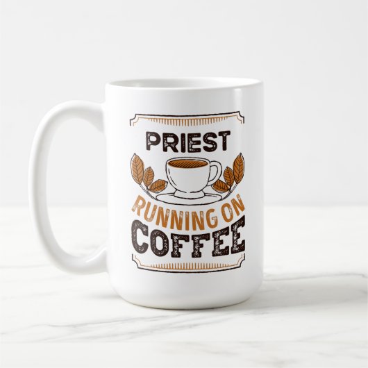 Priest die loopt op Coffee Caffeine Gift Koffiemok (Links)