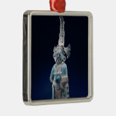 Priest in ceremoniële robes, eiland Jaina Metalen Ornament (Rechts)