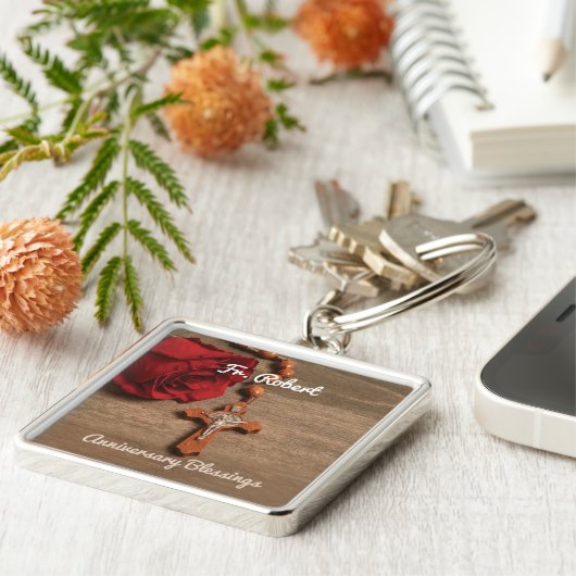 Priest Ordination Jubileum Red Rose en Rosary Sleutelhanger (Zijkant)