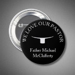 Priesterschapswijding Pastor Priest Collar Ronde Button 5,7 Cm<br><div class="desc">Deze veelzijdige pin, met een klassiek ontwerp van de priesterkraag, is perfect voor het eren en vieren van priesters bij elke speciale gelegenheid. Of het nu gaat om een wijding, een verjaardag, een priesterschapszondag of gewoon als blijk van waardering, deze speld dient als een zinvolle manier om de heilige roeping...</div>