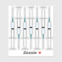 Prik de naald op de injectiespuit met het COVID-va