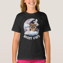 Prikkelbare dromerige nachtuil met koffie t-shirt