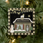 Primitief kerstcadeautje voor het land met Snowman Keramisch Ornament<br><div class="desc">Primitief kerstcadeautje met primitieve sneeuwman. Dit landhuis is helemaal voor de feestdagen gedecimeerd met een kerstboom,  primitieve sneeuwman,  kerstworsten. Een koord van aangestoken  koordlichten hangt overheadkosten. Versiering is gepersonaliseerd. Deze schattige versiering zou een mooi cadeau zijn.</div>
