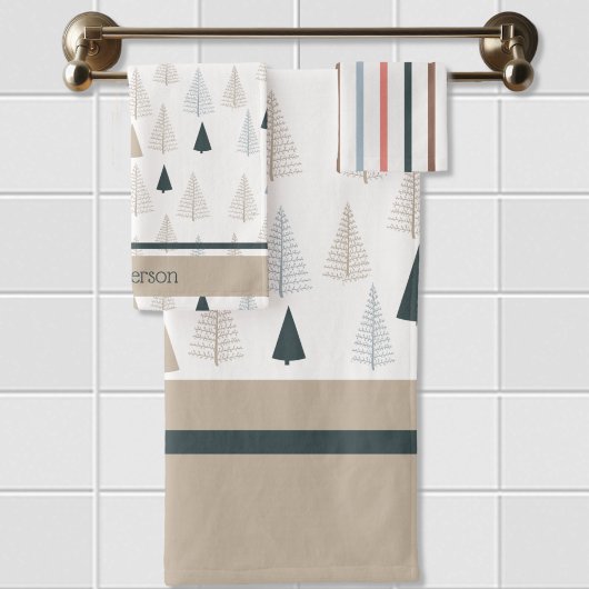 Primitieve dennen op wit bad handdoek