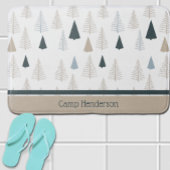 Primitieve dennen op wit badmat