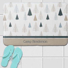 Primitieve dennen op wit badmat