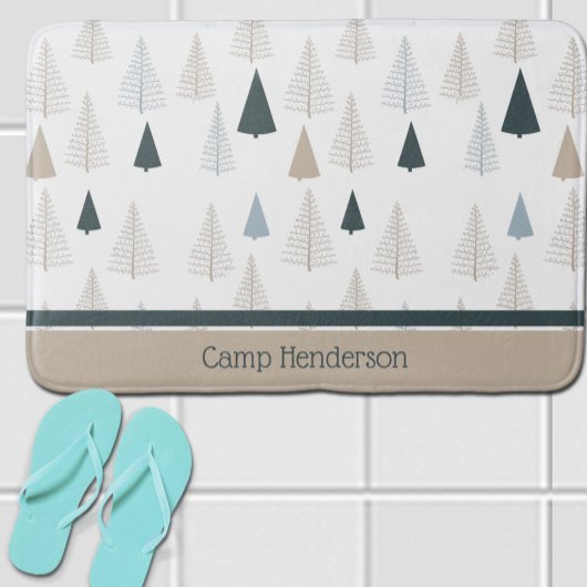 Primitieve dennen op wit badmat