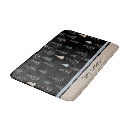 Primitieve dennen op zwart badmat (Gekanteld)