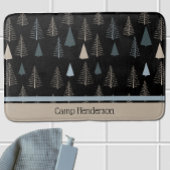 Primitieve dennen op zwart badmat