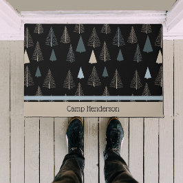 Primitieve dennen op zwart deurmat