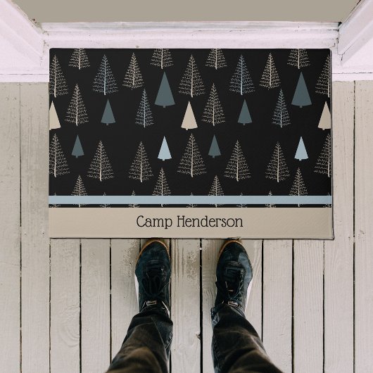 Primitieve dennen op zwart deurmat