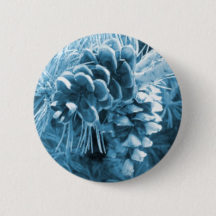 Primitieve kerstdennenboom ijsblauwe pinecone ronde button 5,7 cm
