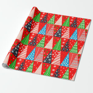 Primitieve kleurrijke kerstbomen en sneeuwvlokken cadeaupapier
