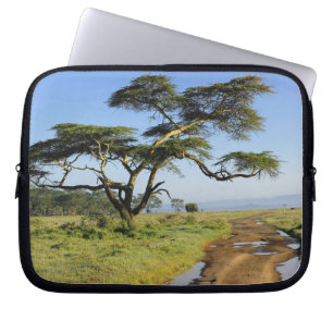 Primitieve onverharde weg en acaciaboom, Lake Naku Laptop Sleeve