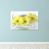 primrose in een kopje koffie canvas afdruk (Insitu (Houten vloer))