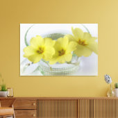 primrose in een kopje koffie canvas afdruk (Insitu (Woonkamer))